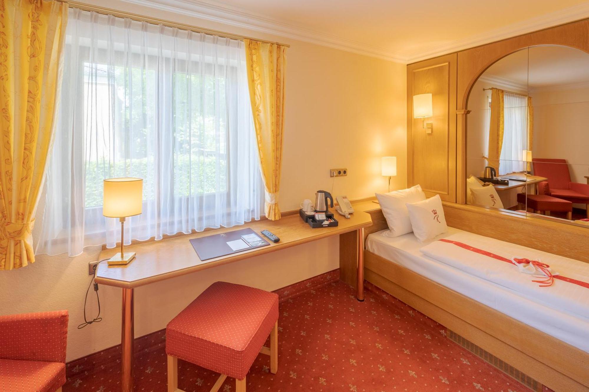 Hotel Am Schlosspark Zum Kurfuerst Oberschleißheim Exterior foto