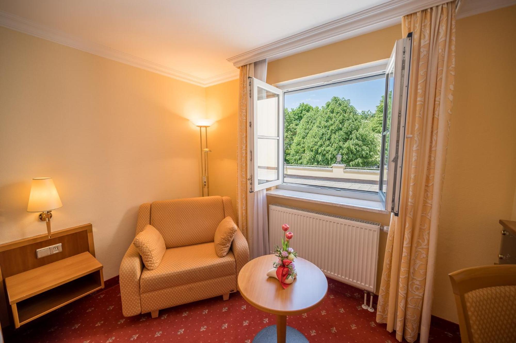 Hotel Am Schlosspark Zum Kurfuerst Oberschleißheim Exterior foto