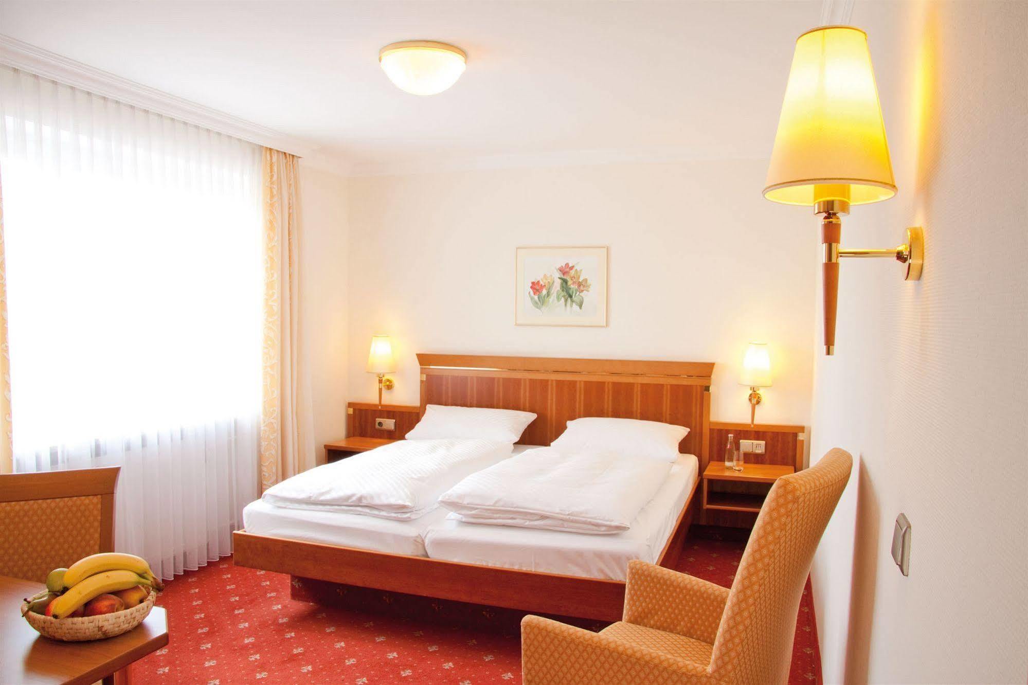 Hotel Am Schlosspark Zum Kurfuerst Oberschleißheim Exterior foto